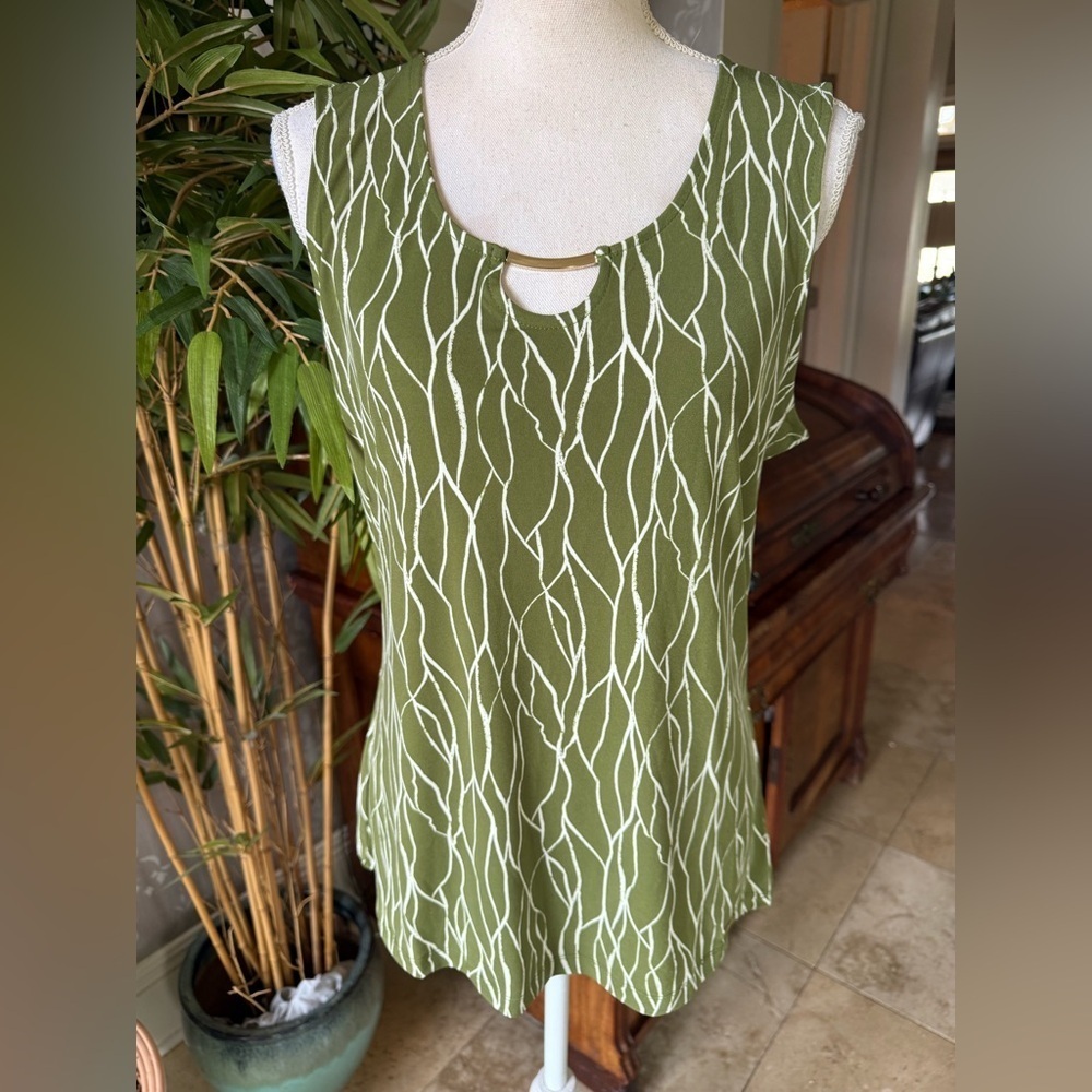 TAHARI olive green and white sleeveless tank top with gold accessory NWT. Large - Picture 7 of 12